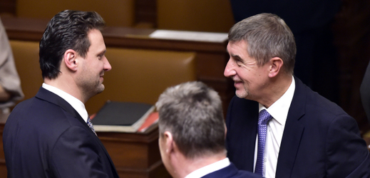 Ustavující schůze Poslanecké sněmovny. Nově zvolený předseda Radek Vondráček (vlevo) a předseda ANO Andrej Babiš.
