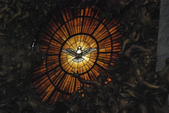 Z interiéru Svatopeterské katedrály ve Vatikánu.