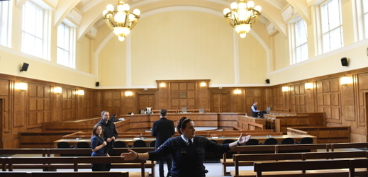 Vězeňská stráž v soudní síni Vrchního soudu v Praze před projednáním stížnosti Nikulina.