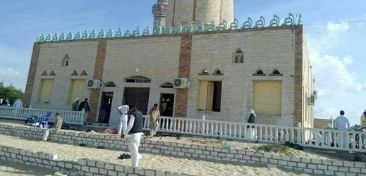 Dnešní útok radikálů na mešitu na severu Sinajského poloostrova si vyžádal životy 235 lidí.