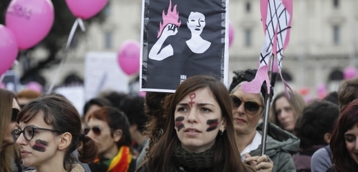 Demonstrace na podporu diskriminovaným ženám v Itálii.