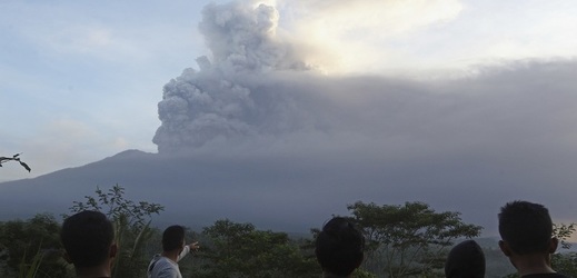 Erupce sopky Agung.
