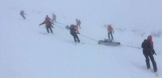 Ostatky mrtvých skialpinistů svážejí záchranáři do údolí.