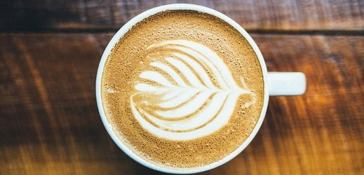 Dopřát si až čtyři šálky kávy denně je zdraví prospěšné, tvrdí vědci.
