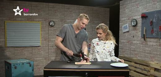 Adam a Lucie ukážou, jak si snadno a rychle vyrobit paličku na maso.