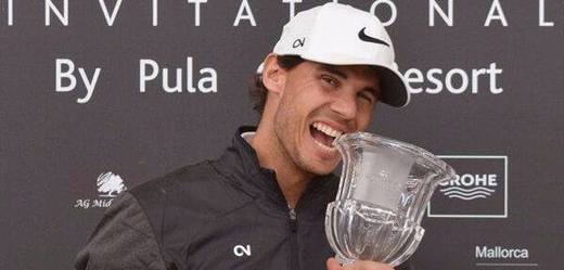 Rafael Nadal slaví zlatý hattrick na golfovém hřišti.