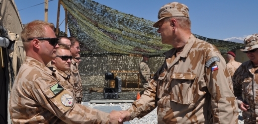 Náčelník generálního štábu Josef Bečvář (vpravo) při návštěvě českých vojáků na základně Bagrám v Afghánistánu v roce 2015.