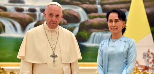 Papež František a barmská vůdkyně Do Aun Schan Su Ťij.