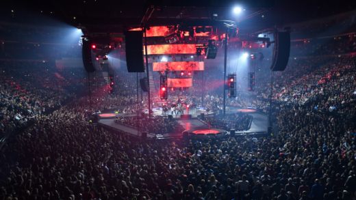 Na koncert skupiny Kabát do pražské O2 areny dorazilo v úterý 20 083 diváků.