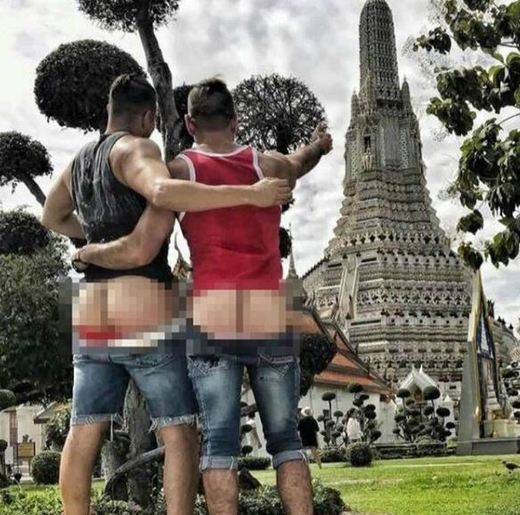 Sporný snímek před chrámem Wat Arun.