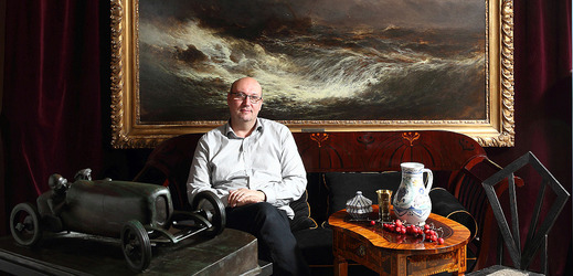 Dražit se bude Ajvazovského obraz Bouře na moři, Stefanova socha Bugatti i Janákova židle. Na snímku galerista Tomáš Hejtmánek. 