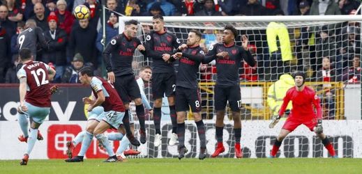 Fotbalisté Arsenalu v brance s Petrem Čechem porazili Huddersfield.