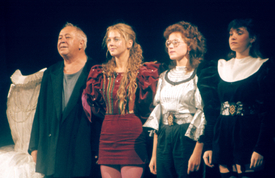 Na snímku z roku 1992 zleva Miroslav Horníček, Sabina Laurinová, Olga Patková a Dagmar Nová v představení Šest žen na scéně divadla Semafor.