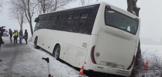 Jeden člověk zemřel a 12 lidí se zranilo při nehodě autobusu u Ločenic na Českobudějovicku.