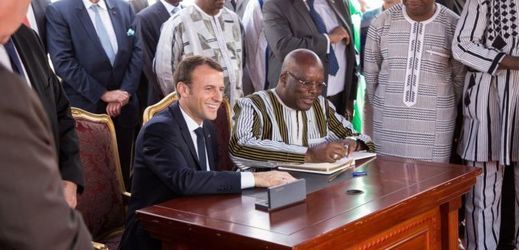 Emmanuel Macron při návštěvě Burkiny Faso.