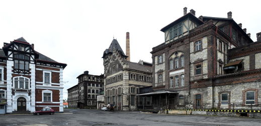 Na snímku je žatecký Dreherův pivovar, který patří mezi budovy, kterých se nominace přímo týká. Ve své době patřil pivovar k nejmodernějším v Evropě, jeho objekt je dnes významná industriální památka.