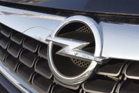 Značka Opel je předmětem sporu mezi koncerny PSA a GM.