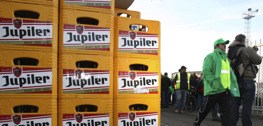 Firma podle zjištění zabraňuje levnějším dodávkám svých dvou nepopulárnějších značek Jupiler a Leffe.