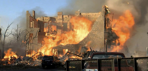 Požár způsobil škody za miliony dolarů a poškodil půlku města.