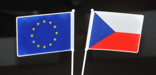 Česká vlajka a vlajka EU.