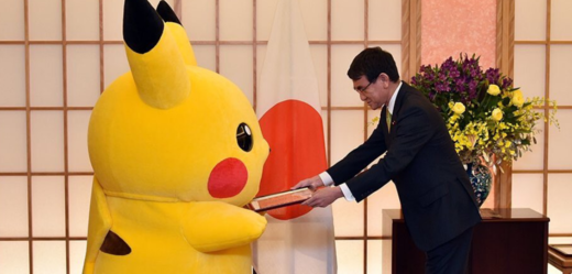 Japonský ministr zahraničí Taro Kono jmenuje postavu Pikachu kulturním ambasadorem Ósaky.
