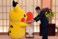 Japonský ministr zahraničí Taro Kono jmenuje postavu Pikachu kulturním ambasadorem Ósaky.