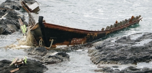 Trosky dřevěné lodi nalezené na severu Japonska. 