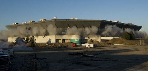 Demolice oblíbeného stadionu v Detroitu.