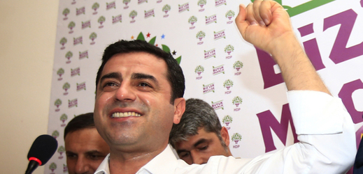 Jeden z obviněných spolupředseda HDP Selahattin Demirtaş. 