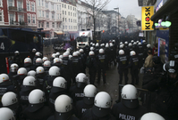 Policisté zasahující při červencových nepokojích v Hamburku. 