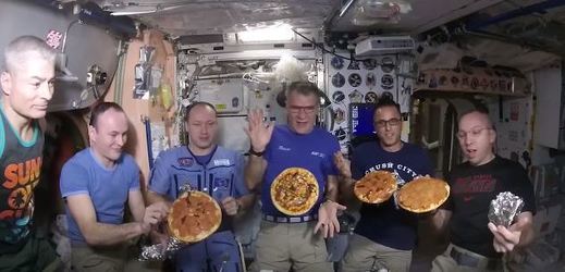 Členové posádky ISS si pochutnali na pizze.