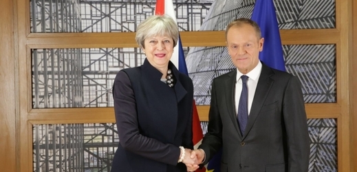 Theresa May (vlevo) s Donaldem Tuskem (vpravo) v Bruselu. 