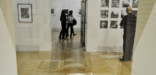 První ucelený pohled na dílo fotografa Karla Otty Hrubého, od jehož narození loni uplynulo 100 let, přináší výstava v Domě umění města Brna.