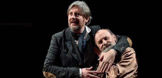 Zleva Martin Polách jako Boris a Václav Helšus v roli Lenina 6. prosince na generální zkoušce černé komedie Leninovi balzamovači. 