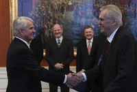 Zleva velvyslanec Stephen King a prezident ČR Miloš Zeman.