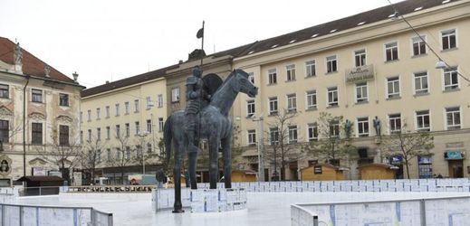 Pod sochou Jošta v Brně se ode dneška prohání bruslaři.