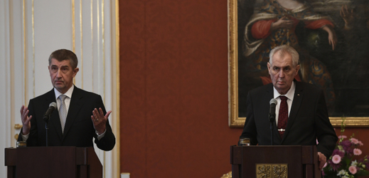 Vlevo nově jmenovaný premiér Andrej Babiš a prezident ČR Miloš Zeman.