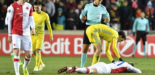 Zraněný Milan Škoda v zápase proti Astaně. 