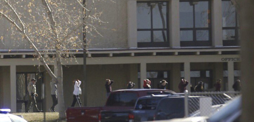 Aztécká střední škola. Policie vyvádí studenty z budovy.