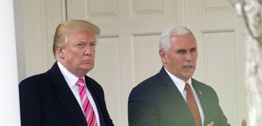 Donald Trump (vlevo) a Mike Pence.