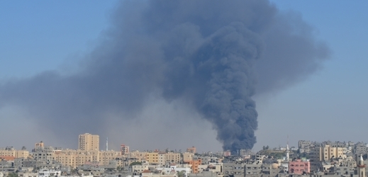 Dým se vznáší z bombardovaných továren a obchodních skladů v průmyslové oblasti severně od města Gaza.