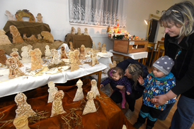 Na snímku si lidé prohlížejí betlém s figurkami ze slaného těsta v Košticích na Lounsku.