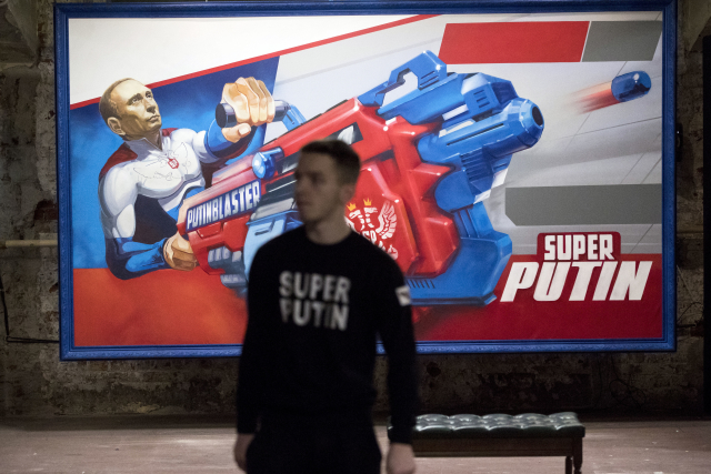 Snímek z výstavy představující Vladimira Putina jako super hrdinu.
