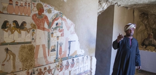 Pohřební malby uvnitř nově objevené hrobky v Egyptě.