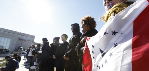 Demonstranti s vlajkou státu Mississippi.