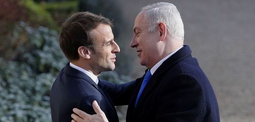Francouzský prezident Emmanuel Macron (vlevo) při setkání s izraelským premiérem Benjaminem Netanjahuem.