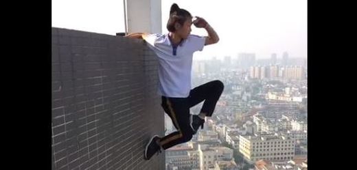 Čínský dobrodruh Wu Jung-ning spadl z 62 patrového mrakodrapu.