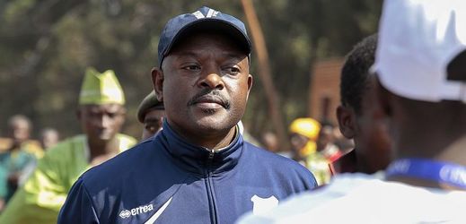 Burundi zmítají nepokoje od předloňského dubna, kdy prezident Pierre Nkurunziza (na snímku) oznámil, že se bude ucházet o třetí mandát v řadě a v červenci ve sporných volbách zvítězil.