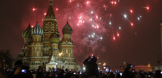 Silvestrovské oslavy na Rudém náměstí v Moskvě.