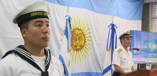 Mluvčí argentinského námořnictva informuje o zmizelé ponorce.